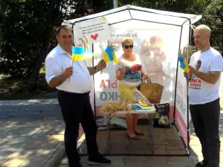 Приятное с полезным: депутаты ВО «Батьківщина» организовали праздничную акцию.