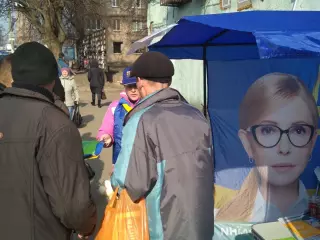 16 марта информационные палатки и мобильные группы ВО «Батьківщина» работали на улицах Кривого Рога