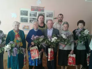 Представители "ЗА РIДНЕ МIСТО" поздравили отдыхающих Территориального центра с Днём Победы