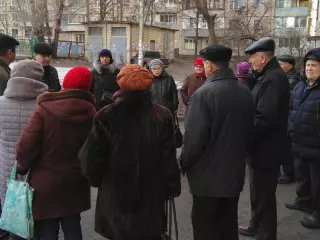 Во дворе дома №43 по улице Алмазной прошла встреча местных жителей с депутатом Центрально-Городского райсовета от ВО «Батьківщина» Натальей Ярковской