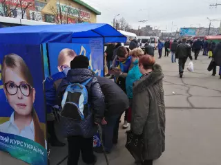 В субботний день 9 марта информационные палатки ВО «Батьківщина» продолжили свою работу