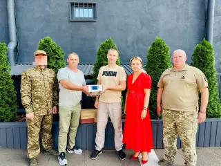 Ольга Бабенко передала захисникам з в\ч 3011 обладнання