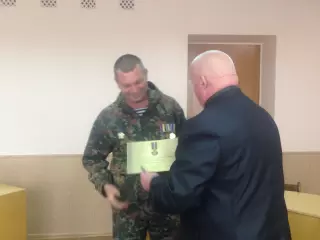 Представитель «ЗА РІДНЕ МІСТО» вручил участникам АТО награды