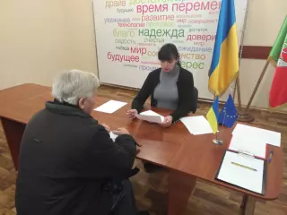 Трубы, пенсии, бродячие собаки. Наталья Ярковская обсудила проблемы жителей на приеме