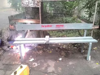 Во дворе дома по Мусоргского, 14 установлены лавочки
