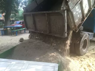  Песку детвора рада всегда!