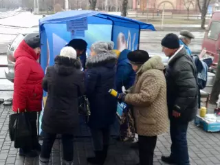 Ежедневно тысячи криворожан, подходят на информационные палатки для того чтобы поддержать команду ВО «Батьківщина»