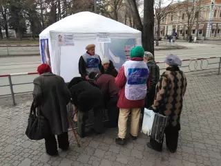 13 февраля информационные палатки ВО «Батьківщина» работали во всех районах города Кривого Рога