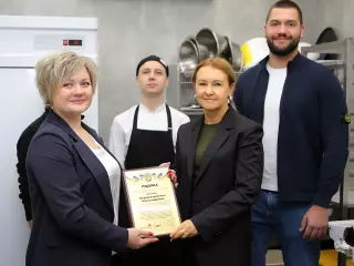 Ольга Бабенко та депутат Дніпропетровської обласної ради Марія Бабенко привітали колектив "М’ясна Мануфактура" з Днем працівників харчової промисловості України.