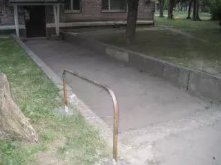 Пожилые люди могут передвигаться безопасно.