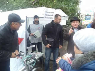  На вопросы жителей Терновского района отвечал депутат Денис Хотькин