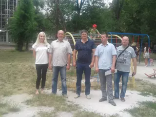 При содействии помощника депутата Ингулецкого района завезен песок на игровую площадку по улице Гагарина