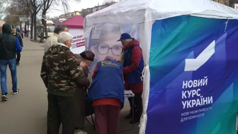 На агитационных палатках и в мобильных группах всегда можно познакомиться с программой Юлии Тимошенко и ее Обязательствами перед гражданами Украины