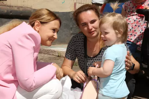 Ольга Бабенко відвідала родини-ВПО у Кривому Розі та привітала діточок з Днем захисту дітей