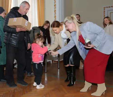 З нагоди святкування Великодня, Ольга Бабенко надала продуктові набори мешканцям Металургійного району міста Кривого Рогу, що опинилися в складних життєвих обставинах