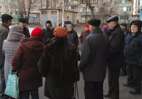 Во дворе дома №43 по улице Алмазной прошла встреча местных жителей с депутатом Центрально-Городского райсовета от ВО «Батьківщина» Натальей Ярковской