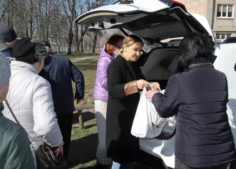 Мешканцям Інгулецького району, що опинилися в складних життєвих обставинах, надано гуманітарну допомогу