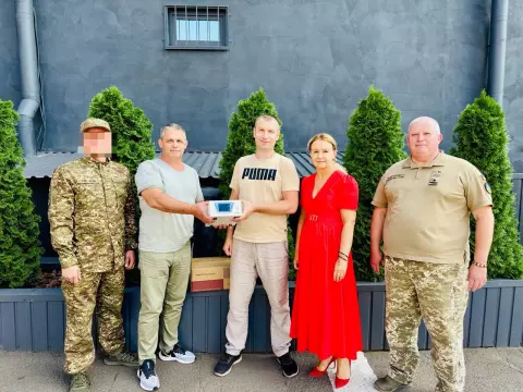 Ольга Бабенко передала захисникам з в\ч 3011 обладнання