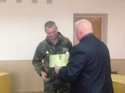 Представитель «ЗА РІДНЕ МІСТО» вручил участникам АТО награды
