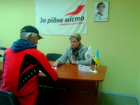 Опадающие листья, как и другой мусор, во дворах не убирают