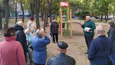 На Сонячному - немає освітлення у дворах, на Космонавтів - цілком земні труднощі
