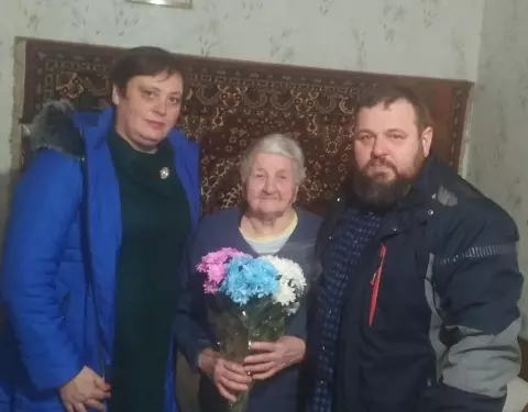 Актив Тернівської організації ВО «Батьківщина» привітав мешканку міста з подвійним святом