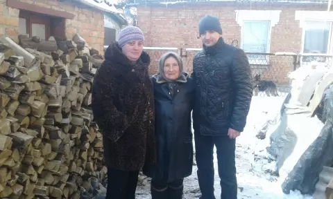 Представники «ЗА РІДНЕ МІСТО» допомогли родині тернівчан в заготівлі дров