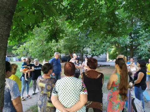 Качели – потенциальные убийцы. Жители улицы Грицевца боятся отпускать детей во двор