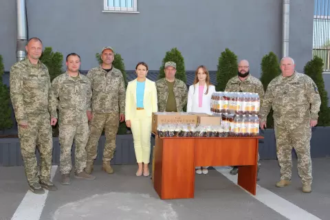 З нагоди Великодня, Ольга Бабенко організувала передачу святкових смаколиків військовим
