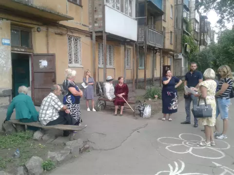 Денис Хотькин организовал совместную с представителями райисполкома и управителя встречу с жильцами дома по ул. Тимирязева
