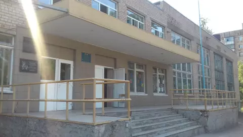 Ольга Бабенко организовала доставку материалов для устранения ям на территории школы