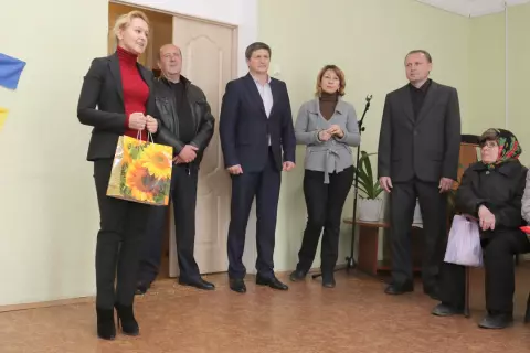 Ольга Бабенко подарувала територіальному центру автоматичний глюкометр